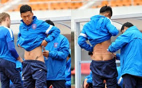 边裁：我手都举酸了 他就是不回头#足球